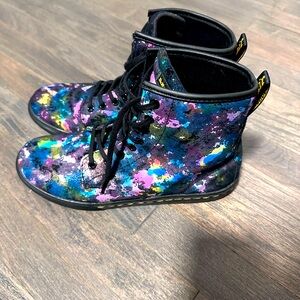 DR. MARTEN’S SUEDE SHERIDAN BLACK RAINBOW CONFETTI